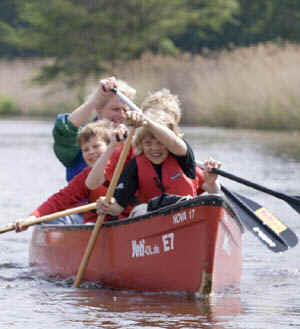 Dynamische Familie im Kanu auf der Hunte 